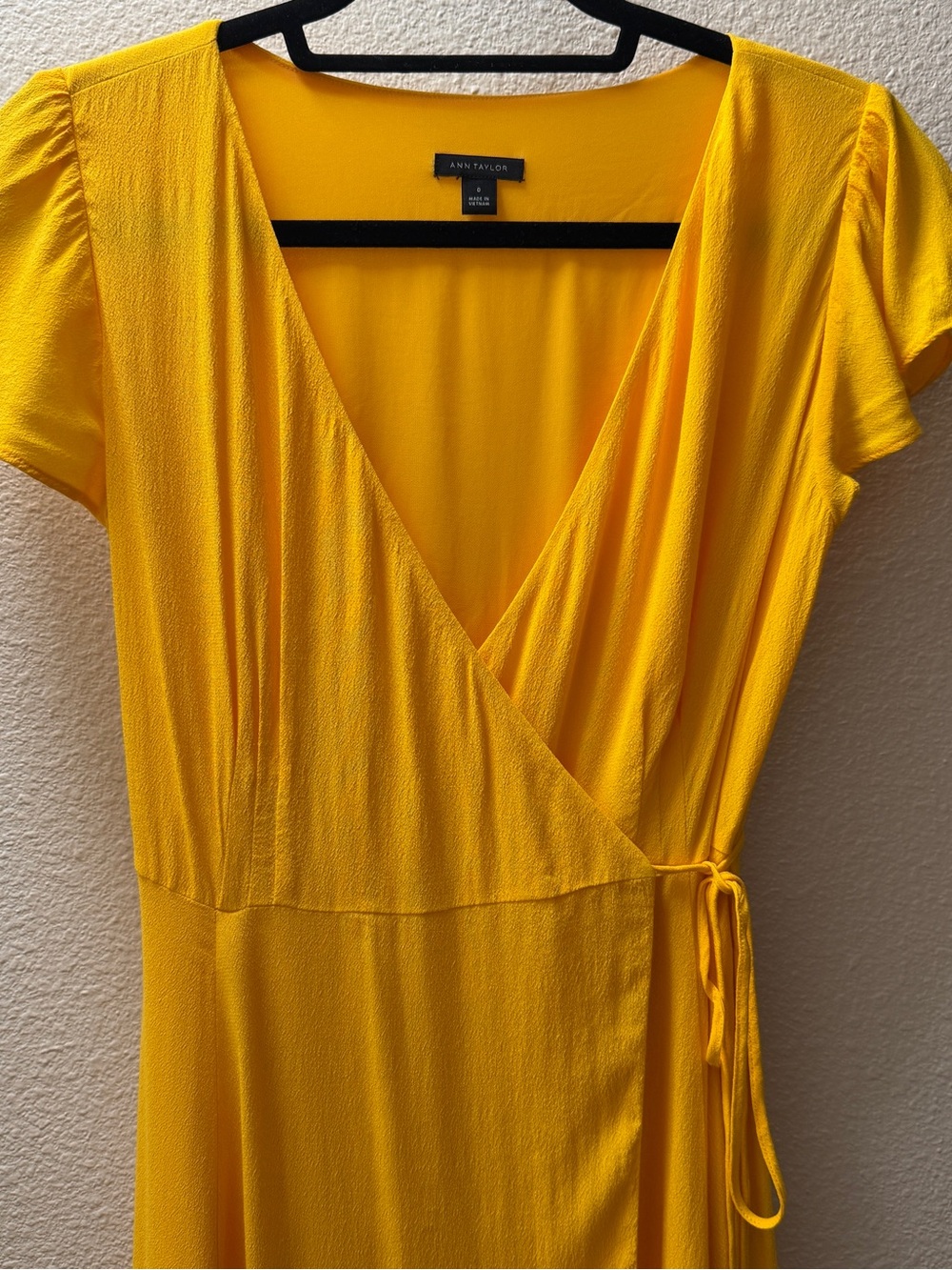 NWOT Ann Taylor Yellow Viscose Wrap Midi Dress Flutter Sleeve Size 0 Boho Luxe - Picture 2 of 9